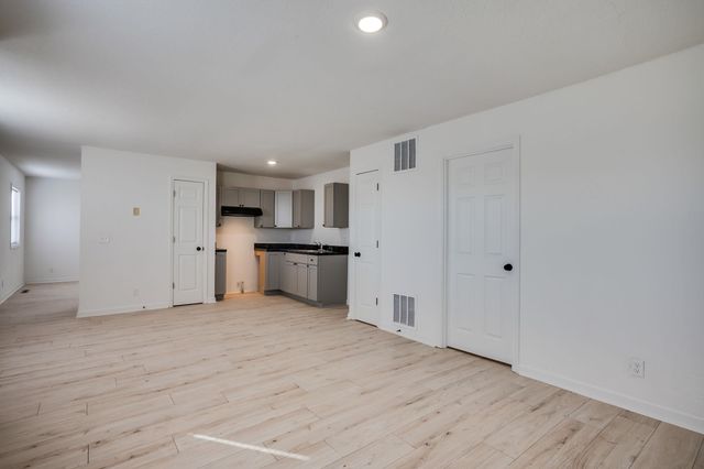 551 N Summitlawn St, Wichita, KS 67212