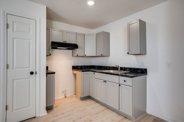 551 N Summitlawn St, Wichita, KS 67212