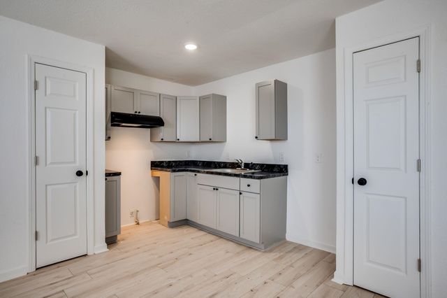 551 N Summitlawn St, Wichita, KS 67212