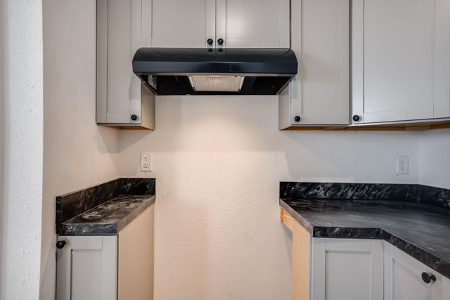 551 N Summitlawn St, Wichita, KS 67212