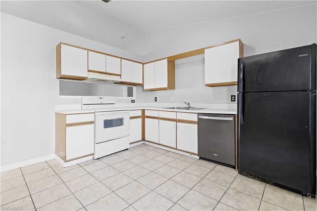 Image 11 of property listing at 1409 SW 11th PL, Cape Coral, FL 33991