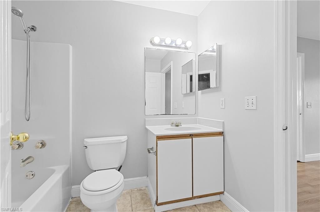 Image 18 of property listing at 1409 SW 11th PL, Cape Coral, FL 33991