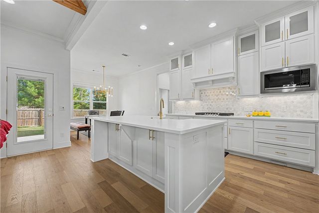 1302 Clarendon Avenue, Bentonville, AR 72713