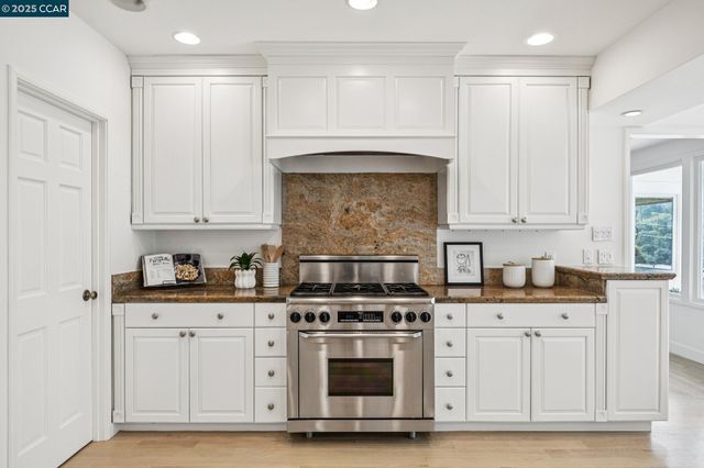 32 Dos Posos, Orinda, CA 94563