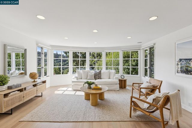 32 Dos Posos, Orinda, CA 94563