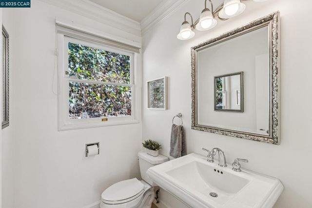 32 Dos Posos, Orinda, CA 94563