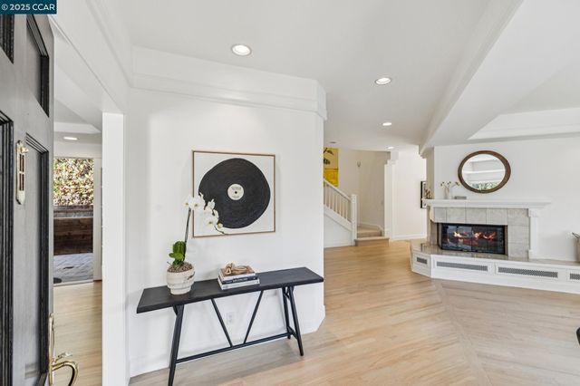 32 Dos Posos, Orinda, CA 94563