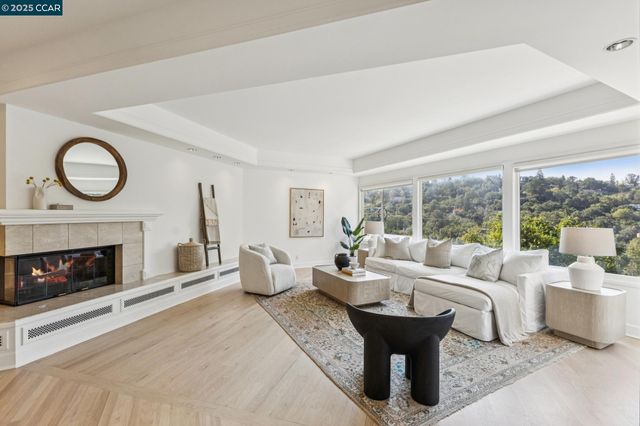 32 Dos Posos, Orinda, CA 94563