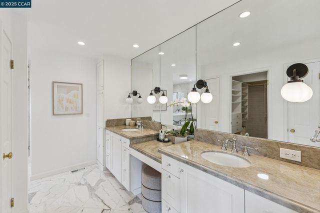 32 Dos Posos, Orinda, CA 94563