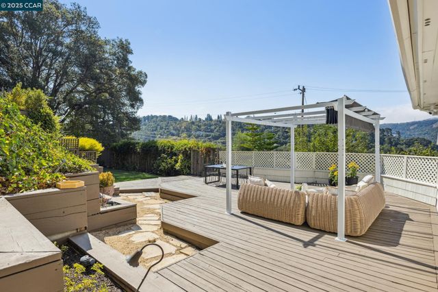 32 Dos Posos, Orinda, CA 94563