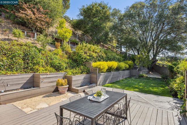 32 Dos Posos, Orinda, CA 94563