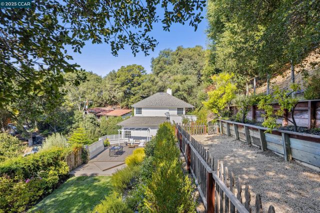 32 Dos Posos, Orinda, CA 94563