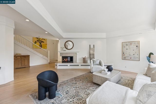 32 Dos Posos, Orinda, CA 94563