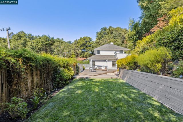 32 Dos Posos, Orinda, CA 94563