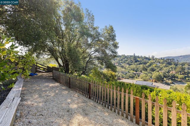 32 Dos Posos, Orinda, CA 94563