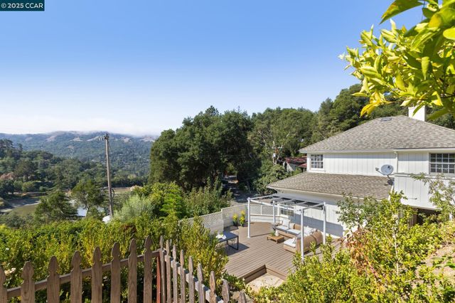 32 Dos Posos, Orinda, CA 94563