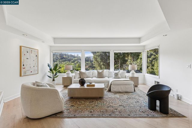 32 Dos Posos, Orinda, CA 94563