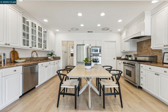 32 Dos Posos, Orinda, CA 94563