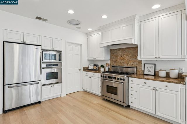 32 Dos Posos, Orinda, CA 94563