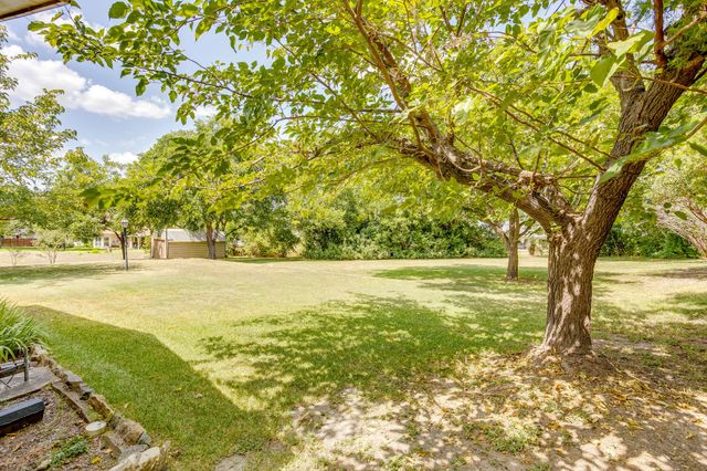 14 Arthur Drive, Edgecliff Village, TX 76134