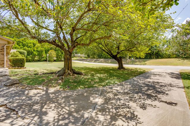 14 Arthur Drive, Edgecliff Village, TX 76134