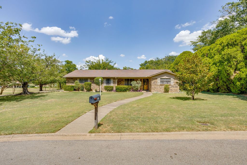 14 Arthur Drive, Edgecliff Village, TX 76134