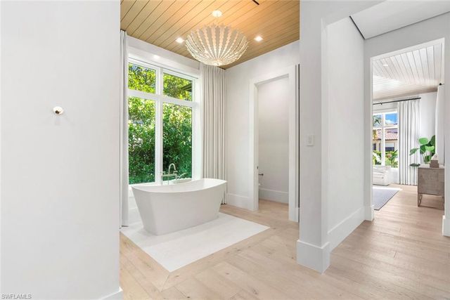 2231 Forrest LN, Naples, FL 34102