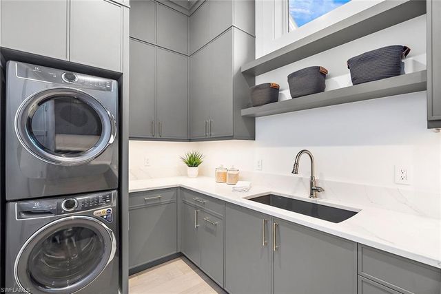 2231 Forrest LN, Naples, FL 34102