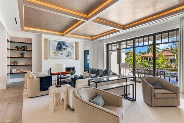 2231 Forrest LN, Naples, FL 34102