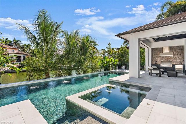 2231 Forrest LN, Naples, FL 34102