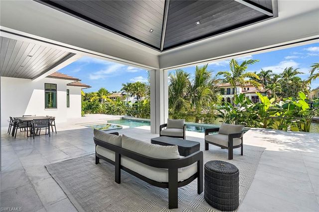 2231 Forrest LN, Naples, FL 34102