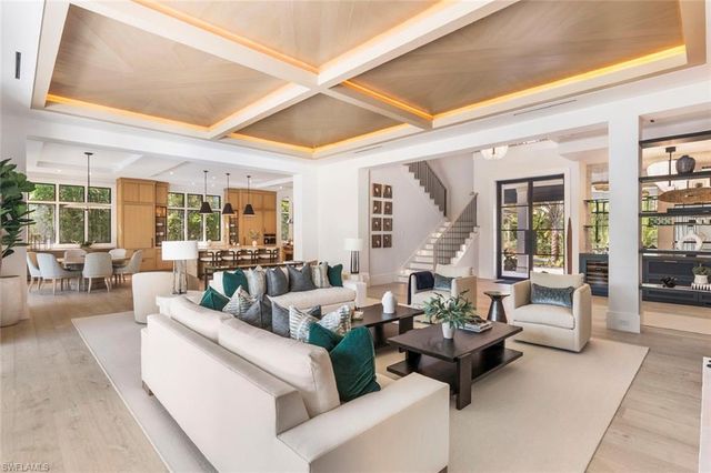 2231 Forrest LN, Naples, FL 34102