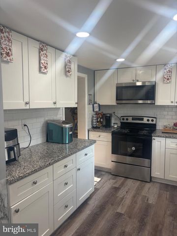 98 RAILROAD AVE, Penns Grove, NJ 08069