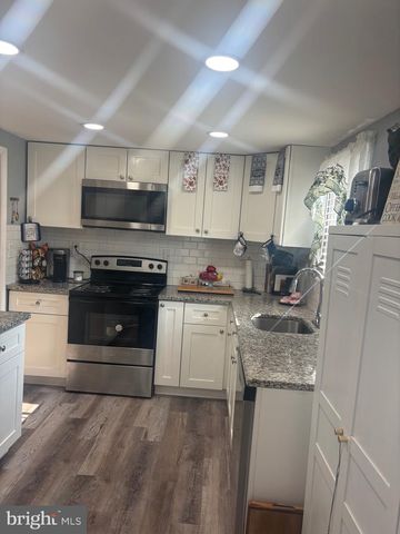 98 RAILROAD AVE, Penns Grove, NJ 08069