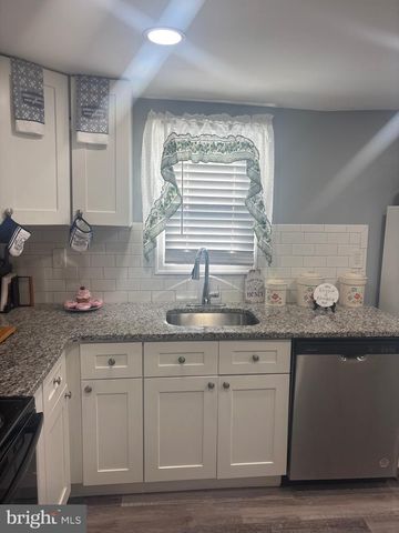 98 RAILROAD AVE, Penns Grove, NJ 08069