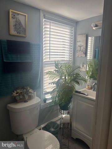 98 RAILROAD AVE, Penns Grove, NJ 08069