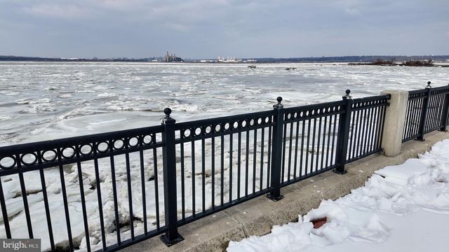 98 RAILROAD AVE, Penns Grove, NJ 08069