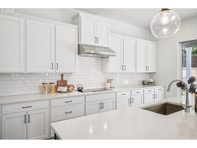 2751 DAHLIA Dr, West Linn, OR 97068