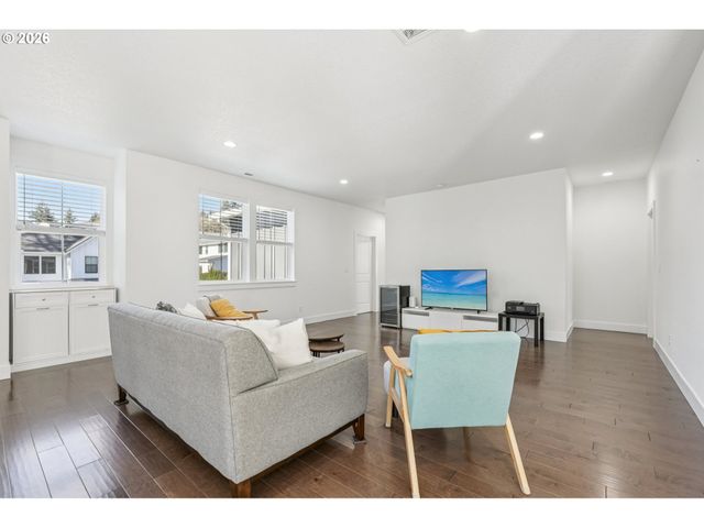 2751 DAHLIA Dr, West Linn, OR 97068