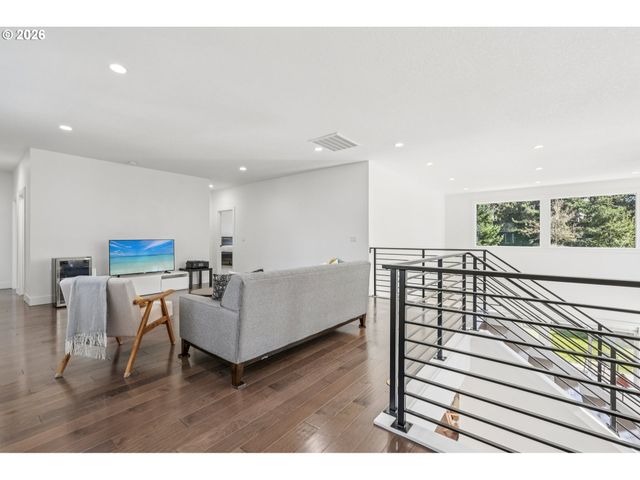 2751 DAHLIA Dr, West Linn, OR 97068