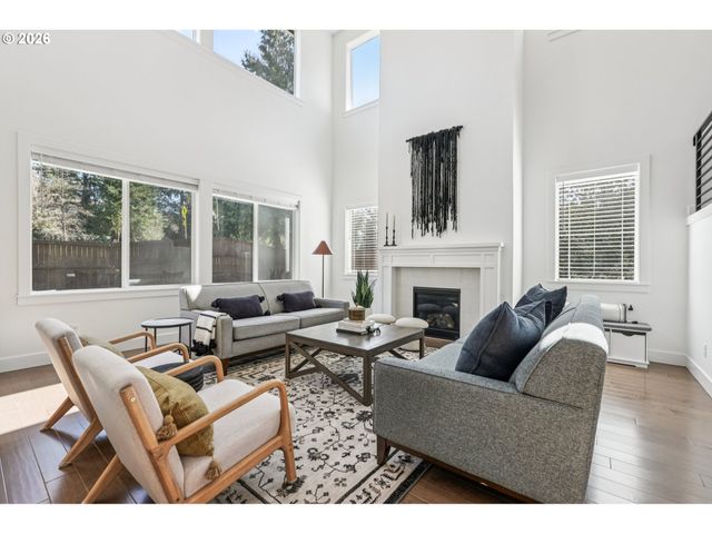 2751 DAHLIA Dr, West Linn, OR 97068