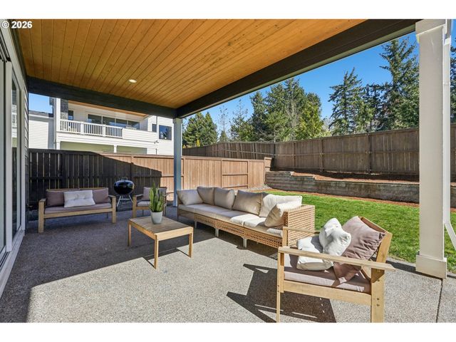 2751 DAHLIA Dr, West Linn, OR 97068