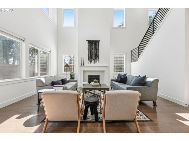 2751 DAHLIA Dr, West Linn, OR 97068