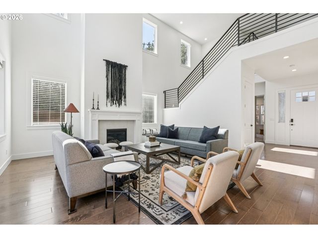 2751 DAHLIA Dr, West Linn, OR 97068