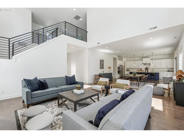 2751 DAHLIA Dr, West Linn, OR 97068