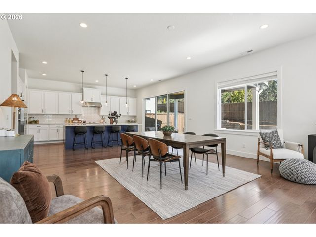 2751 DAHLIA Dr, West Linn, OR 97068