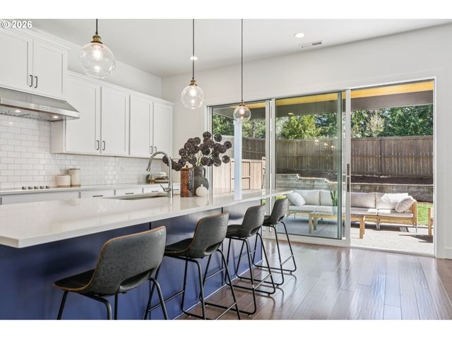 2751 DAHLIA Dr, West Linn, OR 97068