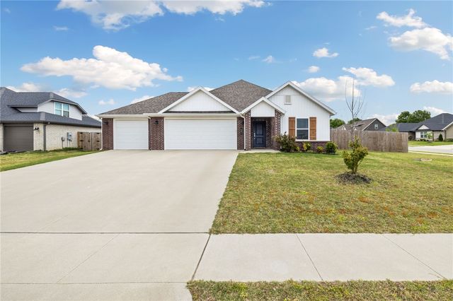 681 Brandon Michael Street, Prairie Grove, AR 72753