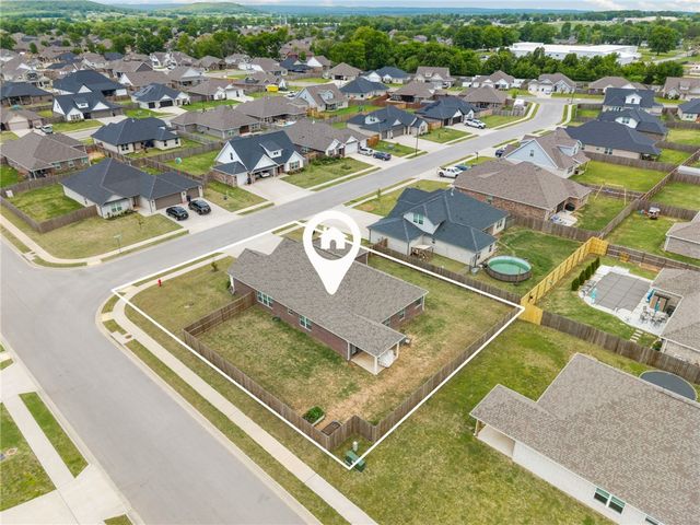 681 Brandon Michael Street, Prairie Grove, AR 72753