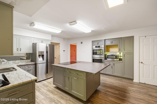 6300 Shadow Wood Ct, Prospect, KY 40059